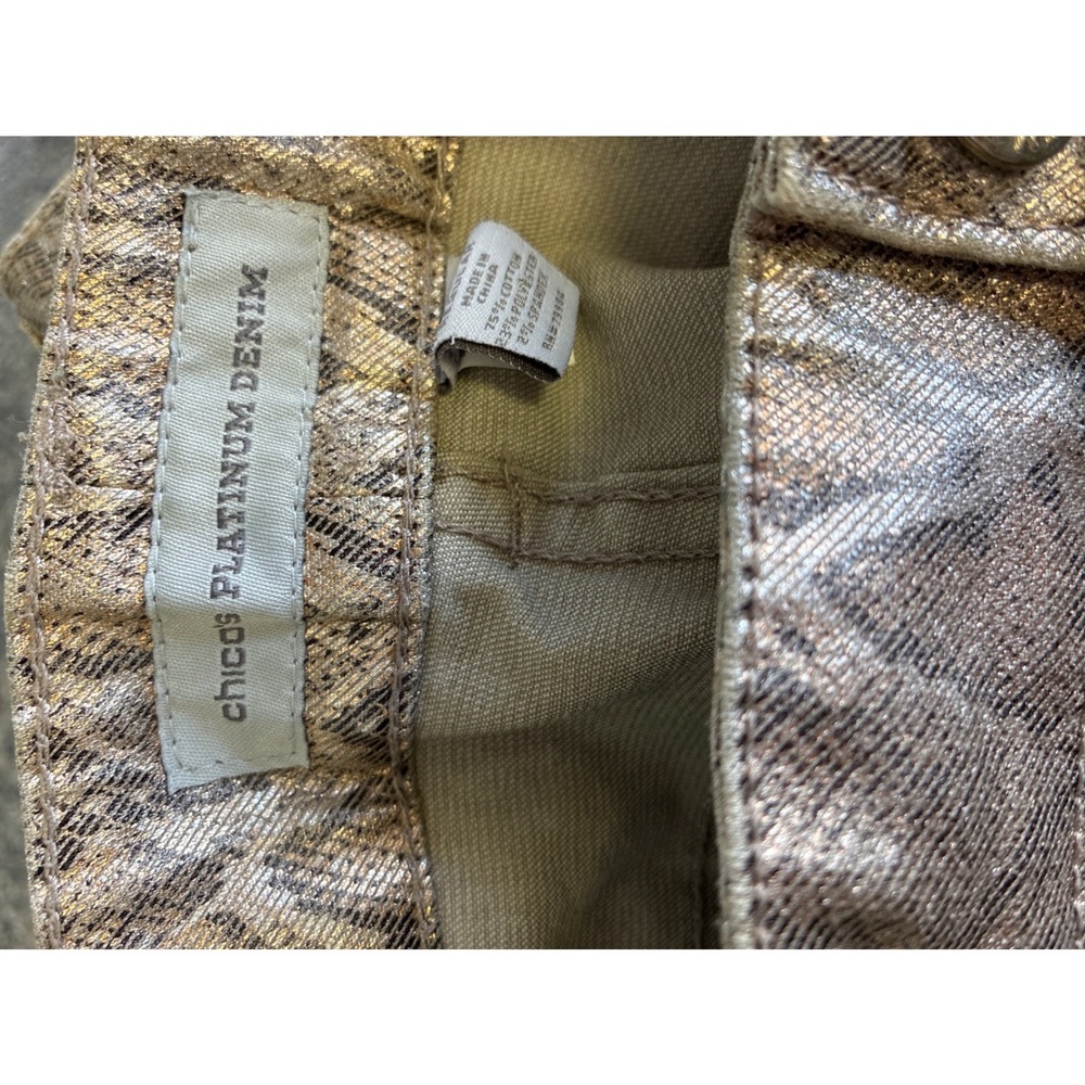 Chicos Platinum Denim Metallic Snakeskin Print Pants Bronze Tan Size 1.5 Regular - Picture 7 of 7